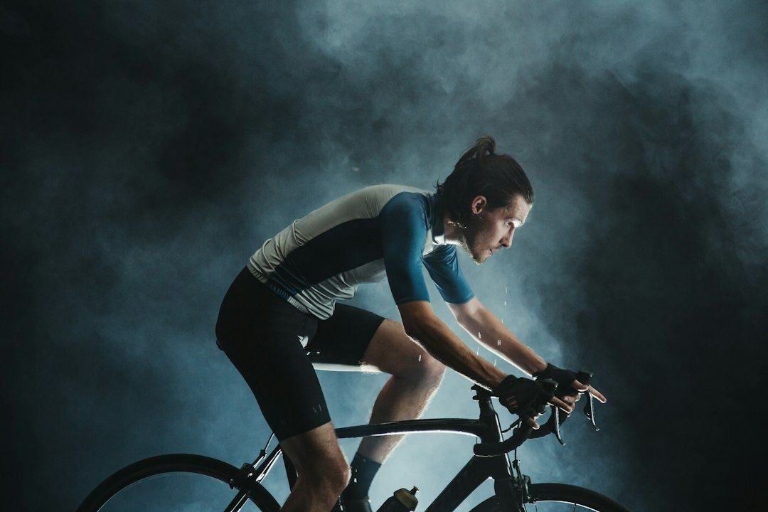 Fietser in sportkleding trapt op een racefiets tijdens een intensieve training
