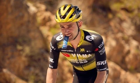 Wielrenner in Team Visma | Lease a Bike-tenue tijdens een klim